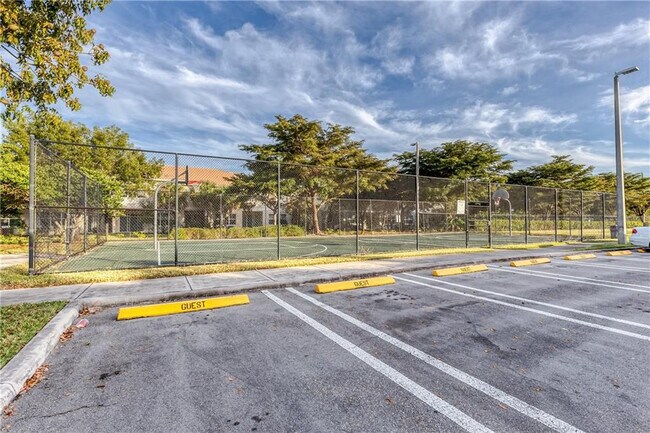 Building Photo - 1100 Crestwood Ct S