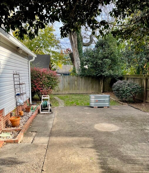 Building Photo - 320 E 5th Ave