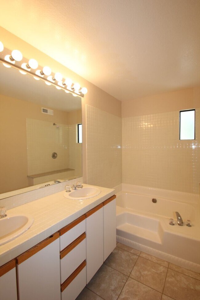 Building Photo - Lovely 2 Bed 2 Bath Downstairs Condo in Gr...
