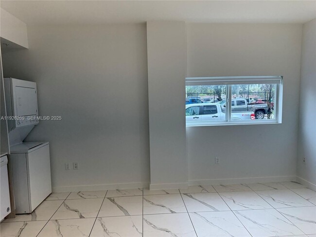 Building Photo - 420 SW 7th Ave