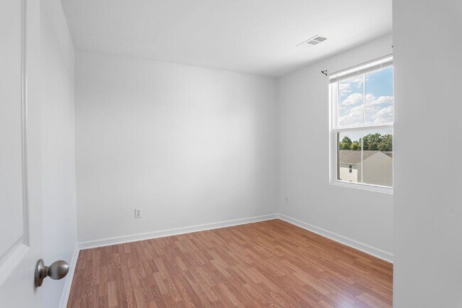 Building Photo - Spacious 4-Bedroom Home for Rent in Prime ...
