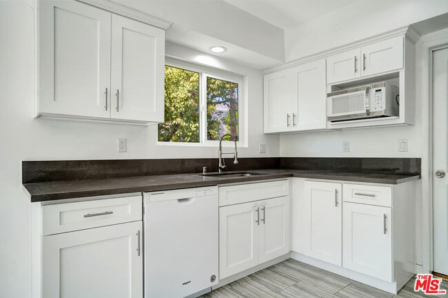 Building Photo - 10823 Camarillo St