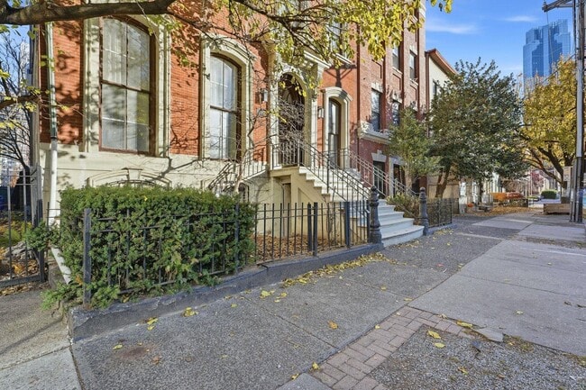 Building Photo - 174 Grand St