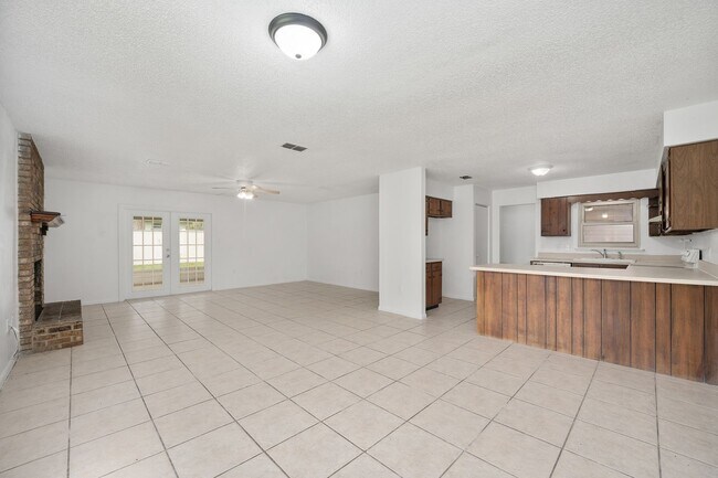 Building Photo - Spacious 3-Bedroom Home with Fireplace, Split Floor Plan & Screened Lanai in Southeast Ocala!