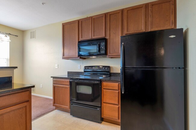 Building Photo - Move-in Ready 2 Bedroom, 2 Bath condo in P...