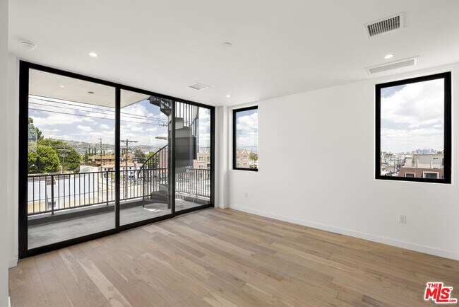 Building Photo - 1411 S Doheny Dr