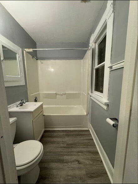 Building Photo - 923 16th Ave