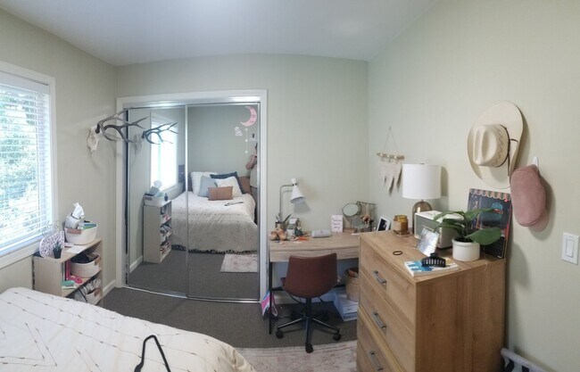 Building Photo - Immaculate 5 Bedroom 3 bath home with beautiful hill views!