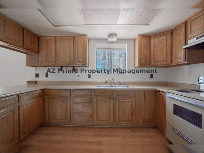 Building Photo - 5383 Glenwood Ln