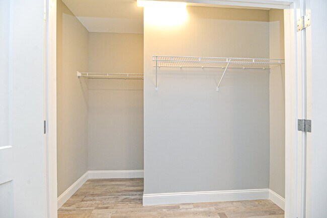 Building Photo - Gorgeous 2 bedroom very spacious condo at ...