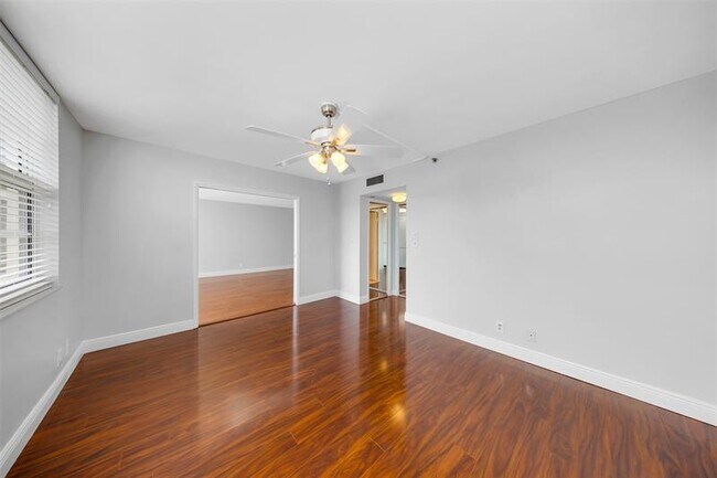 Building Photo - 3520 Oaks Way