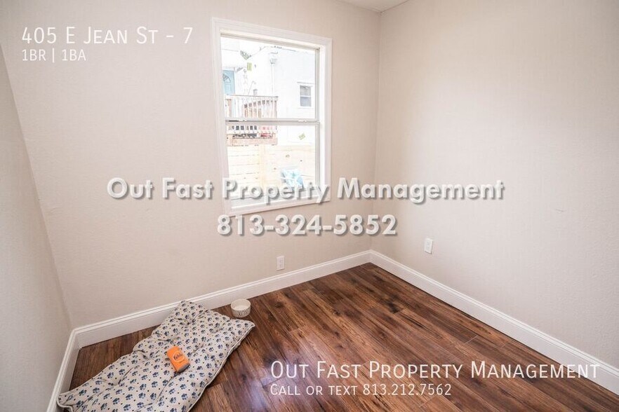 Building Photo - 405 E Jean St