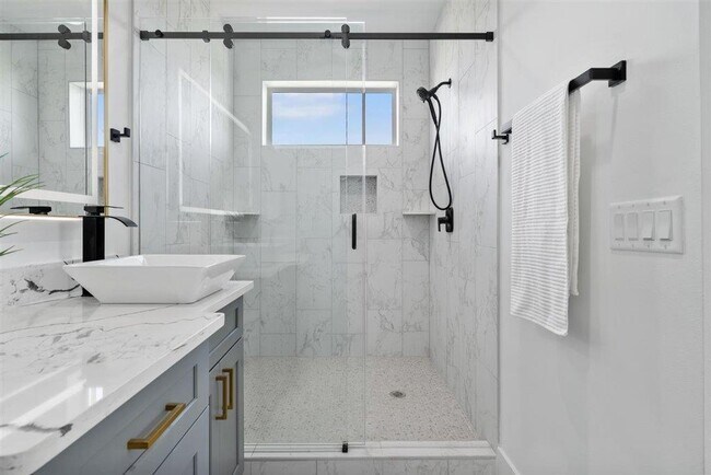 Building Photo - 501 Burton St E