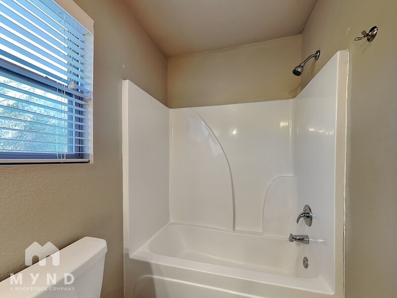 Building Photo - 407 Westwood Dr