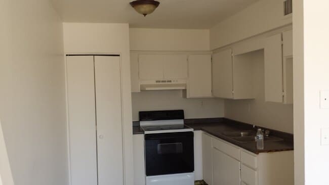 Building Photo - 2BR/1BA Garden Apartment $999 Osborn/66th St.