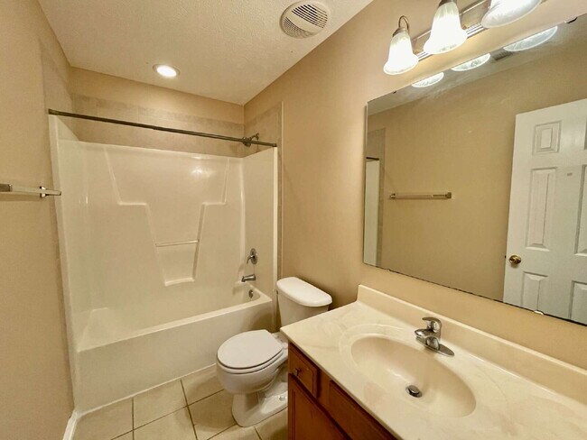 Building Photo - Spacious 4-Bed Haven With 2.5 Baths In Jac...