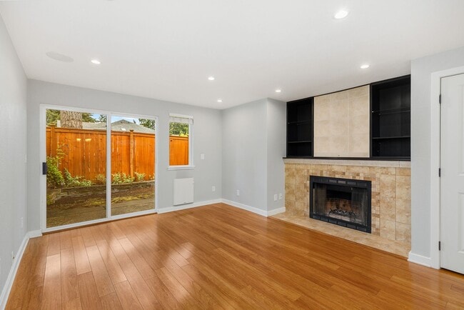 Building Photo - 2 Bedroom 2.5 Bath Townhouse Kirkland