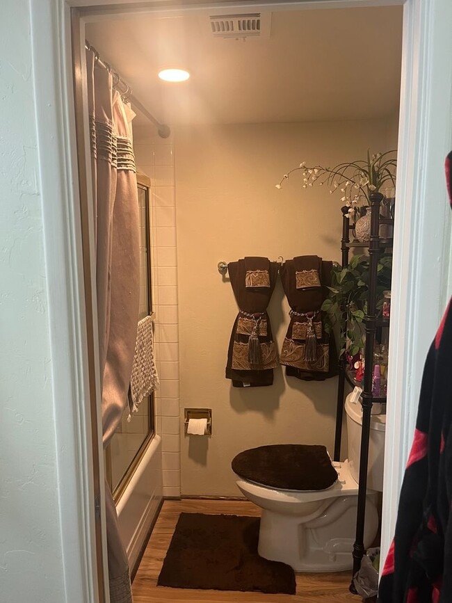 Building Photo - Lovely 2 Bedroom and 2 Bathroom Condo!