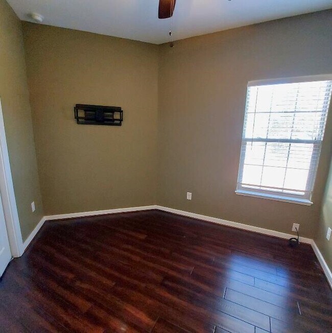 Building Photo - 300 Knights Row