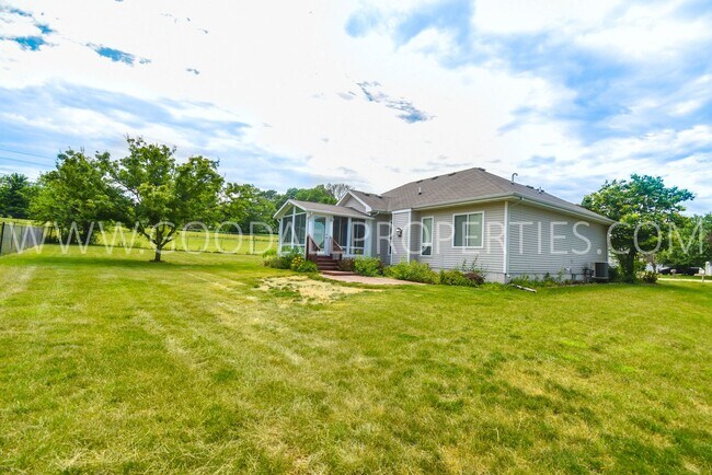 Building Photo - 3 bedroom 2 bath Single Family Home