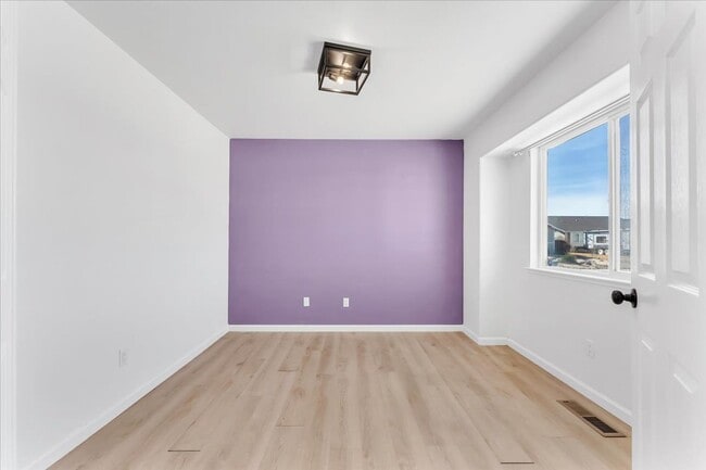 Building Photo - Cute corner lot 3 bed/ 2 bath