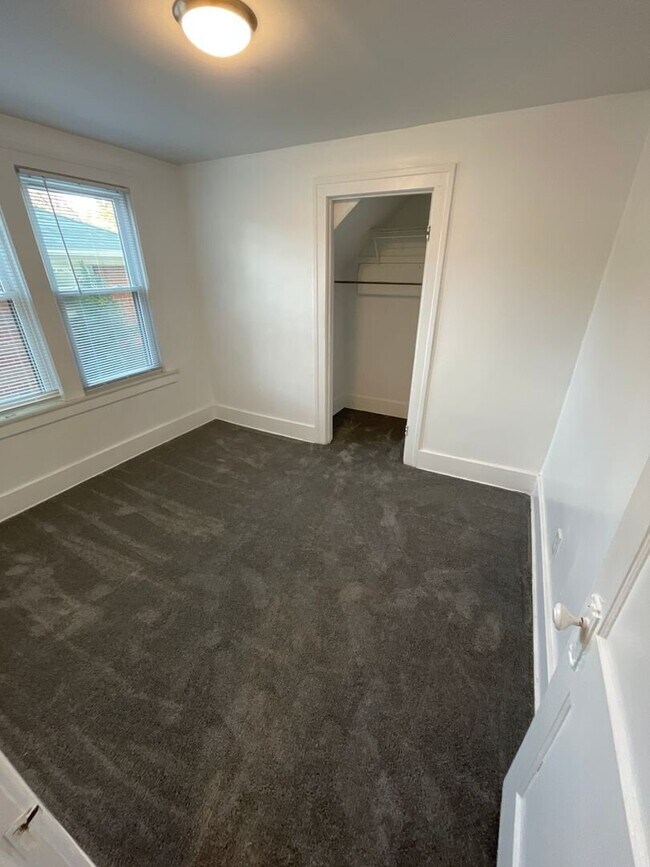 Building Photo - 2 Bedroom 1 Bathroom Multi-Family Home in Allen Park- 1st Floor Flat