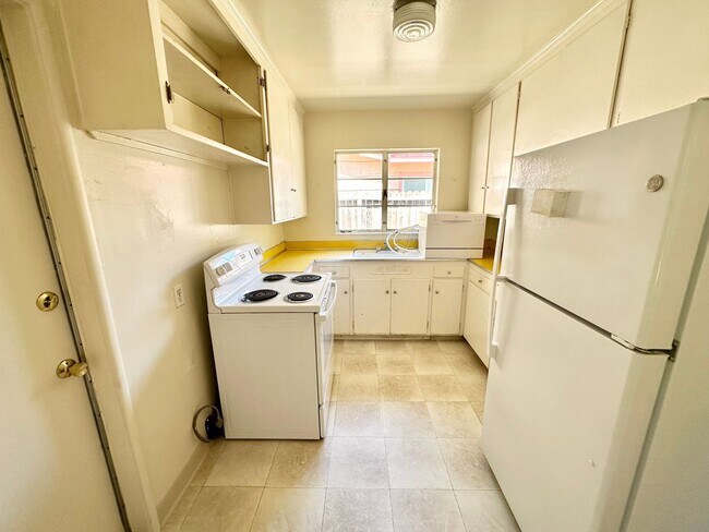 Building Photo - Super close to UC Davis and University Shopping mall-- 4 bedrooms and 2 bathrooms