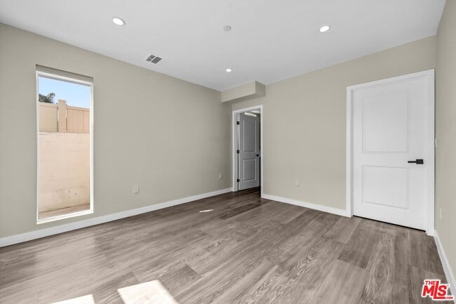 Building Photo - 1305 N Sycamore Ave