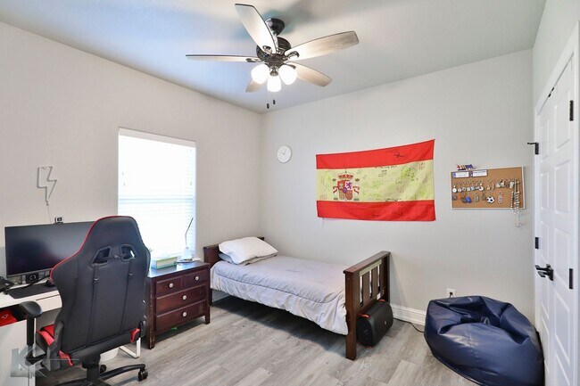 Building Photo - 4 bedroom, EXECUTIVE RENTAL!
