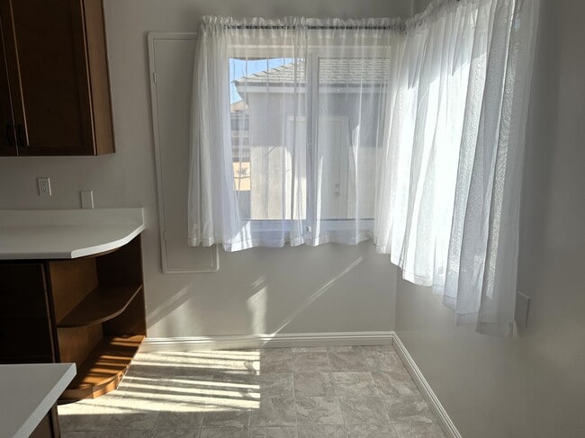 Building Photo - 338 S F St