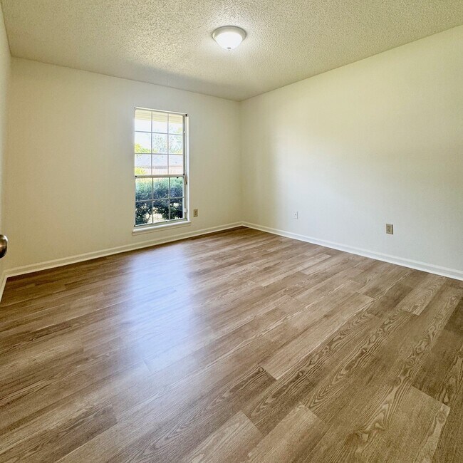 Building Photo - 11640 Halethorpe Dr