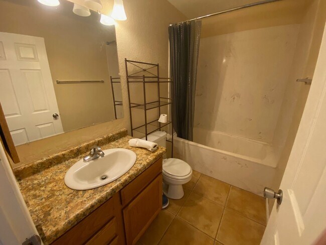 Building Photo - Beautiful 3 bedroom