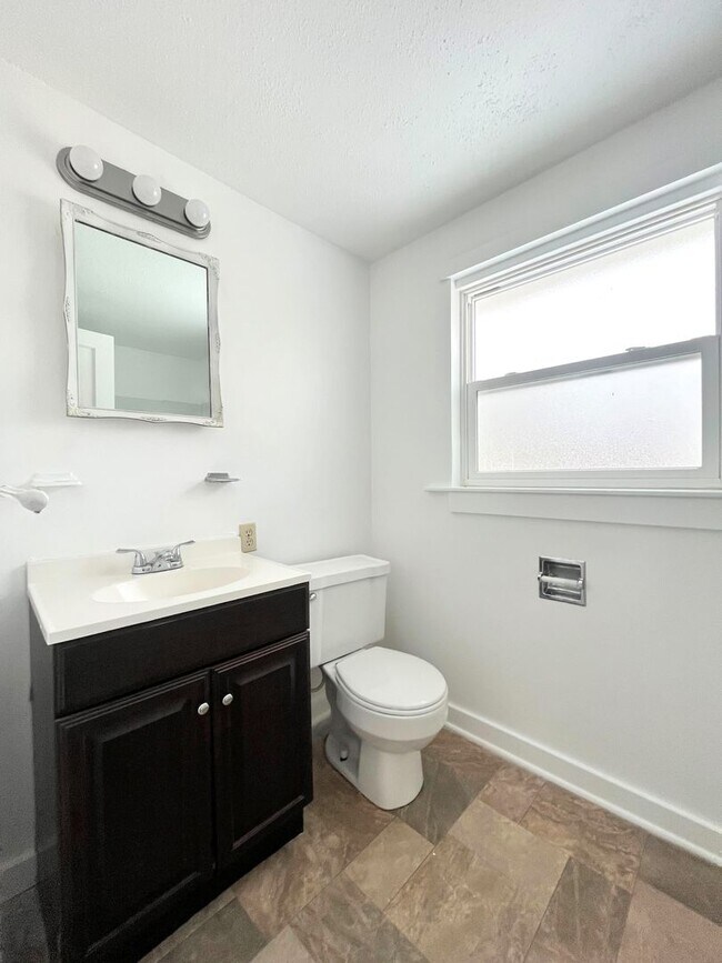 Building Photo - 2 bed, 1 bath condo