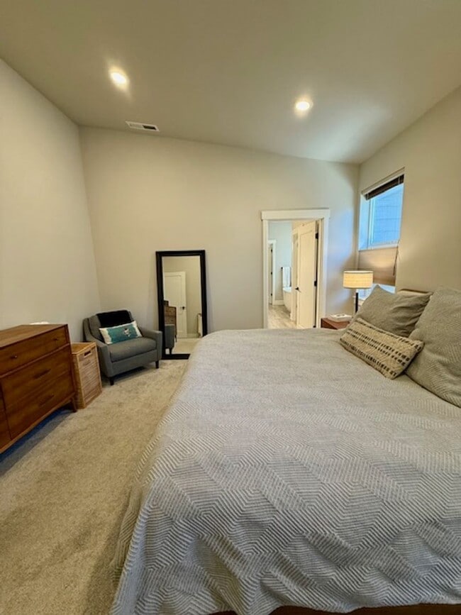 Building Photo - Beautiful Easton 3 Bedroom Home | Primary Suite on Main | Loft + A/C | Community Pools & Amenities