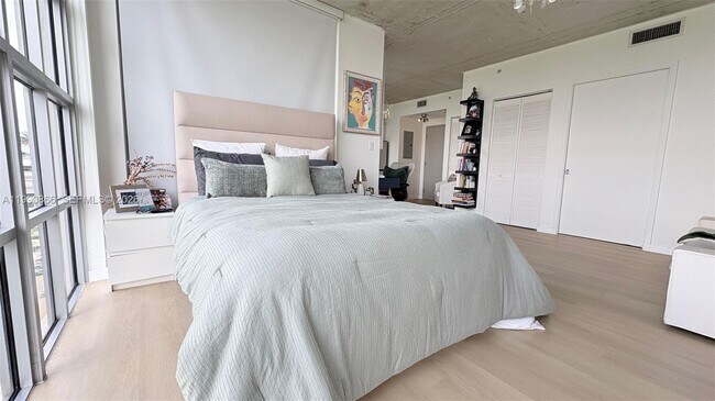 Building Photo - 3451 NE 1st Ave