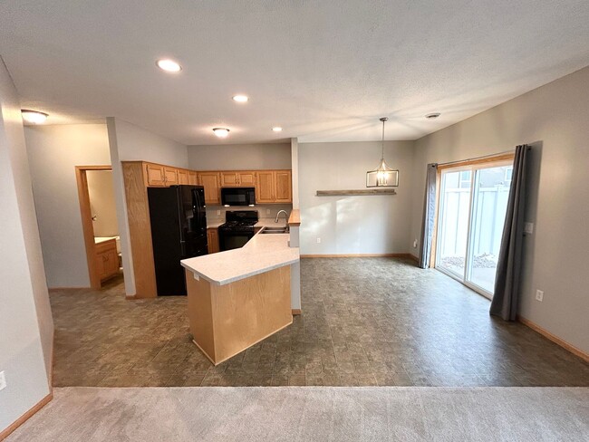 Building Photo - Newly Renovated 3 bed 3 bath 2 car garage ...