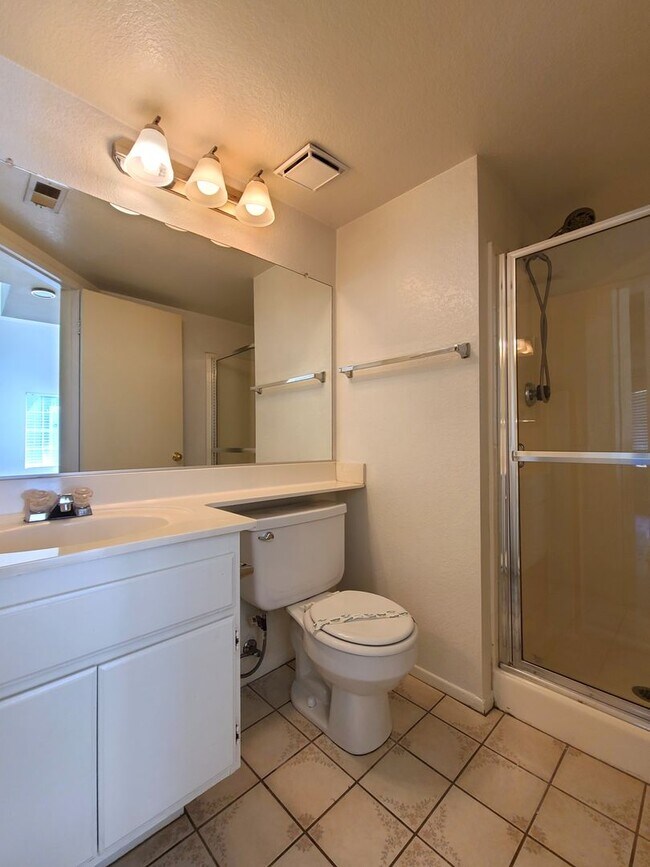 Building Photo - Two-Story 4-Bedroom Home in San Bernardino!