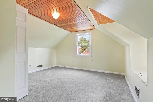 Building Photo - Picture-Perfect 2 Bedroom Home!