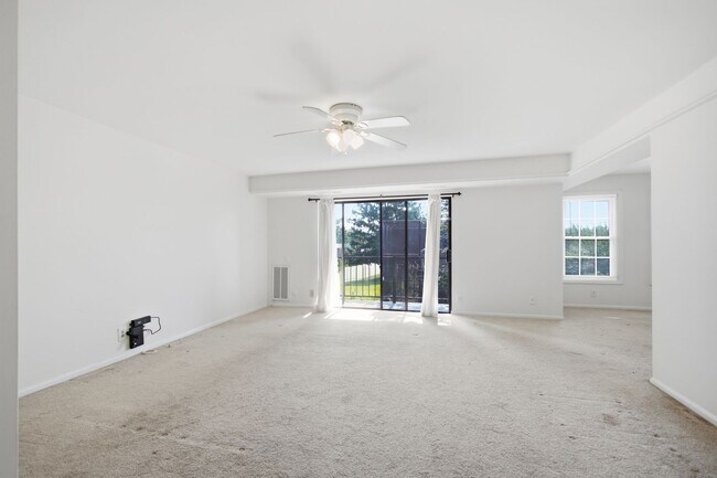 Building Photo - Charming 2 BR/1 BA Condo in Gaithersburg!