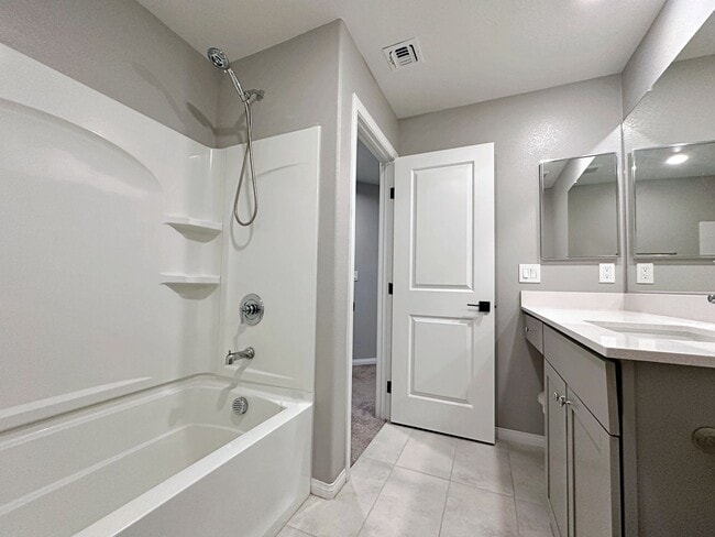 Building Photo - 4 BEDROOM + LOFT HOME IN GATED COMMUNITY