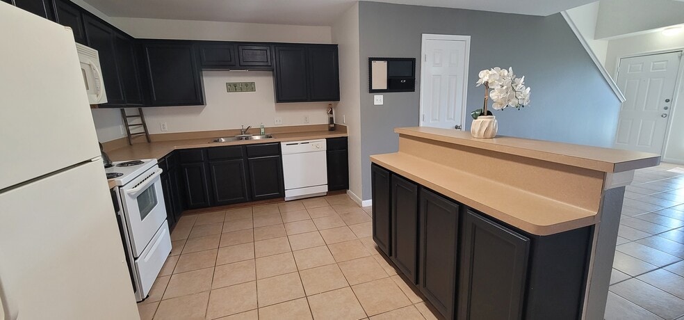 Kitchen - 23352 High Point St