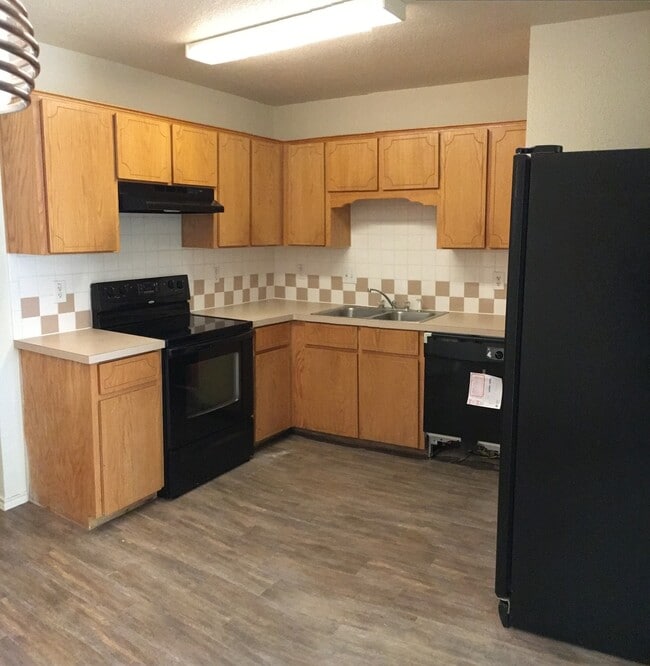 Building Photo - FREE DECEMBER RENT!!!