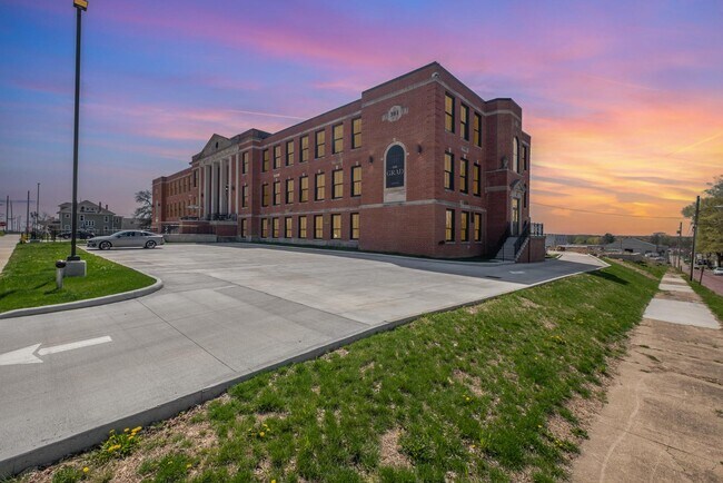 Building Photo - 301 N Mulberry St