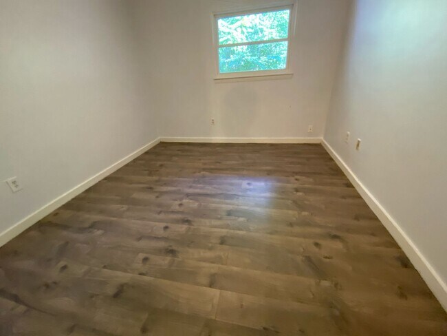 Building Photo - 7122 Longstreet Dr