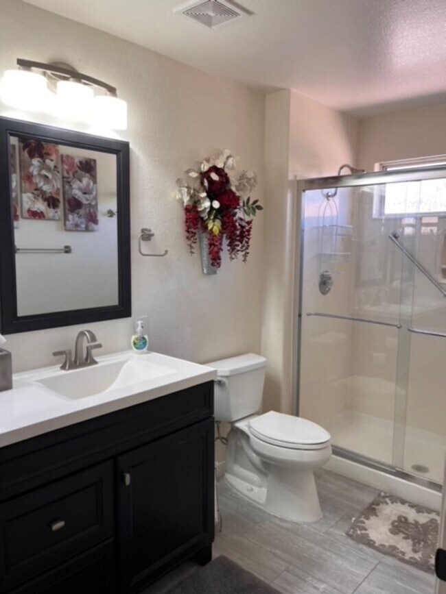 Building Photo - Sun City - Short Term Rental - Fully Furnished