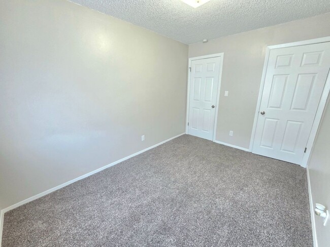 Building Photo - Large 2 Bedroom Apartment with Peak Views!