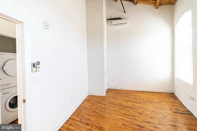 Building Photo - 4 Leverington Ave