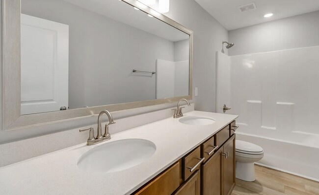 Building Photo - Spacious 5-Bedroom Home with Modern Finishes in Prime Elgin Location