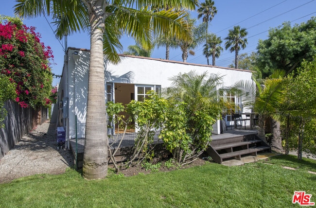 Building Photo - 809 N Stanley Ave