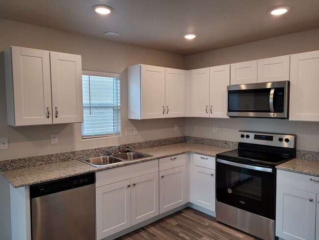 Building Photo - Beautiful 3/2 bath home located in Chaparral Terrace gated community.